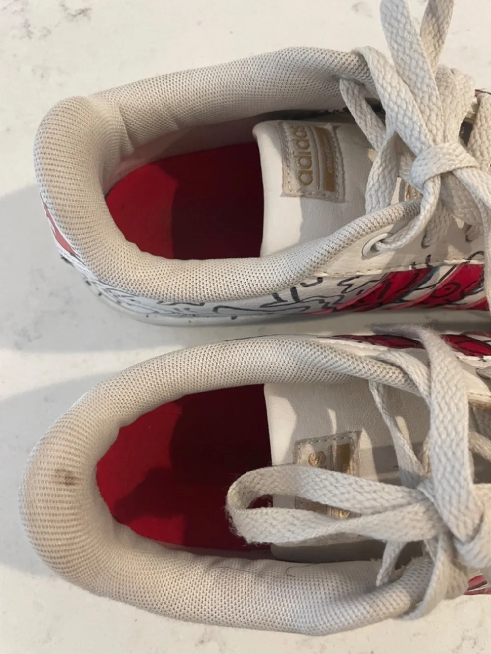adidas minor visible